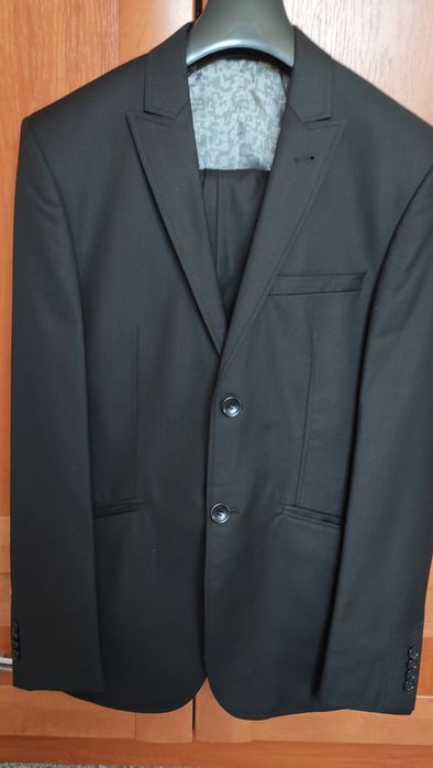Czarny męski garnitur