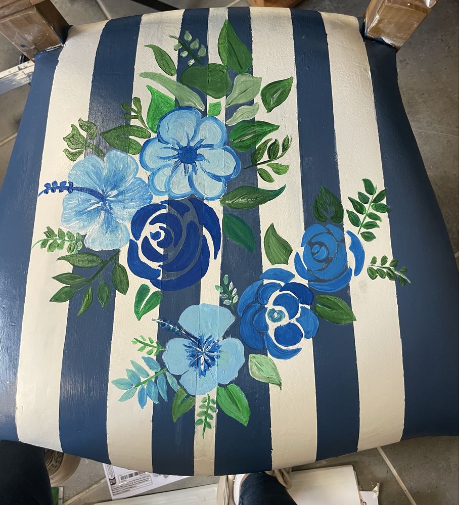 Cadeira retrô com pintura a mão, renovada com arte