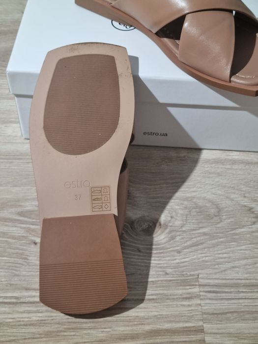 Шкіряні шльопанці Estro бежеві 37 розмір