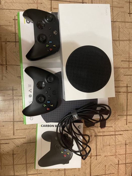 Xbox Series S з чорним геймпадом та гарнітурою