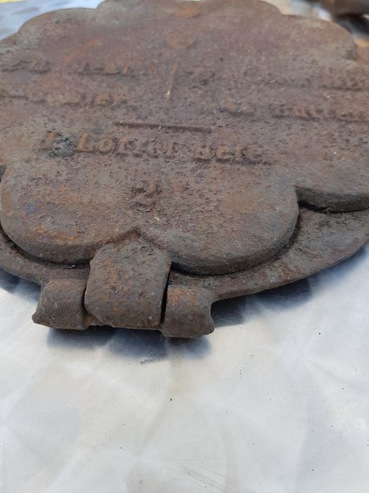 Nr16.Poniemiecka,przedwojenna, żeliwna gofrownica na piec,ogień