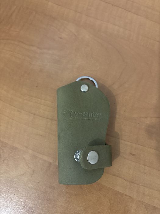 Нова шкіряна ключниця, колір оливковий, хакі на кнопці