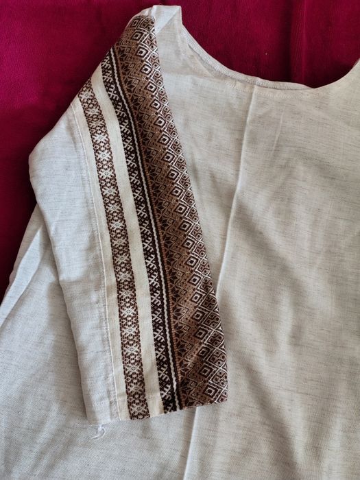 Продам дві дуже гарні вишиванки  - дитяча рубашка і жіноча сукня.