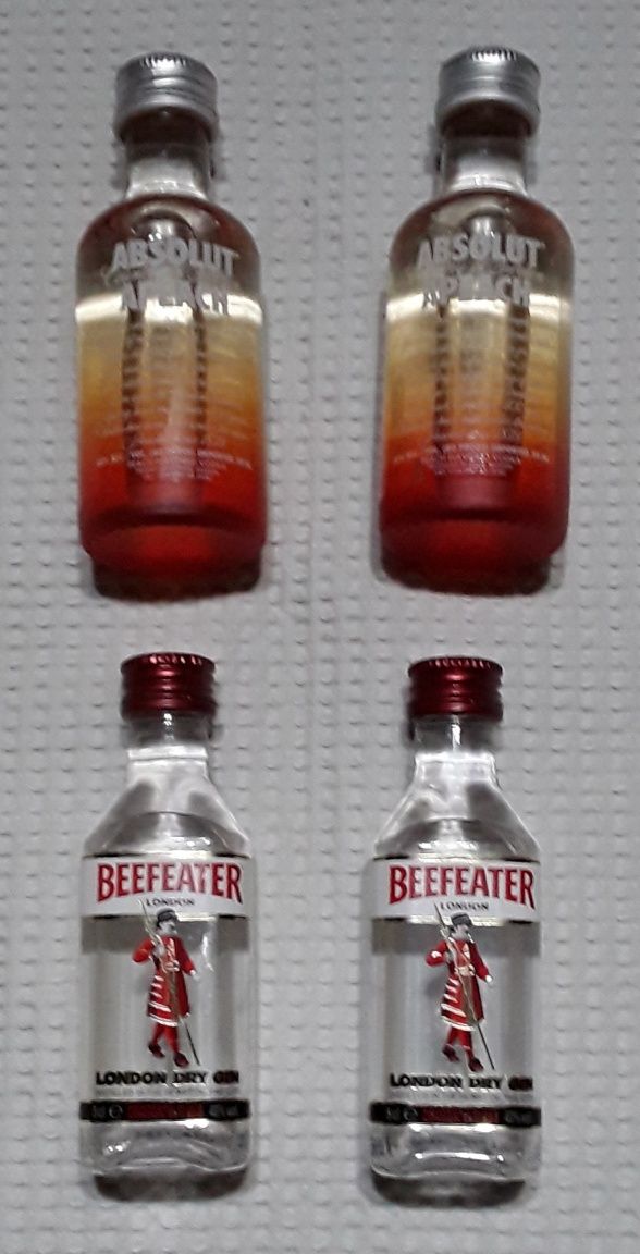 Bebidas em miniatura para colecção, ainda fechadas