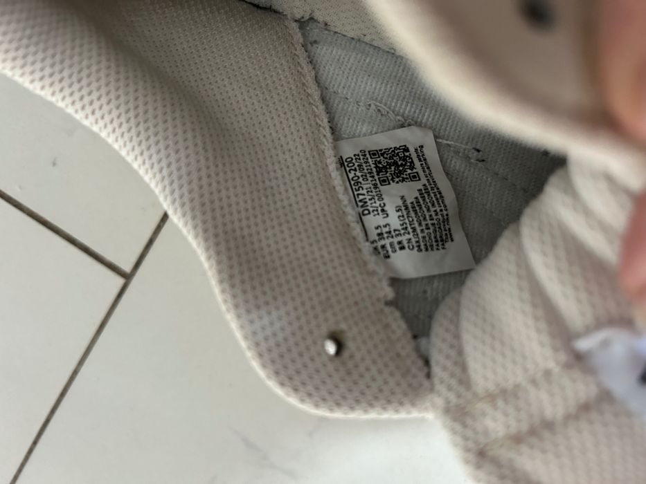 Продам жіночі шкіряні кросівки Nike.