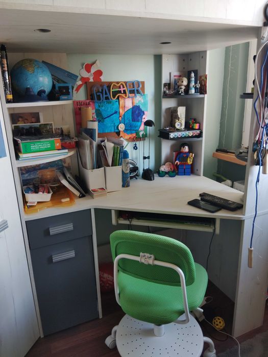 Łóżko piętrowe z biurkiem