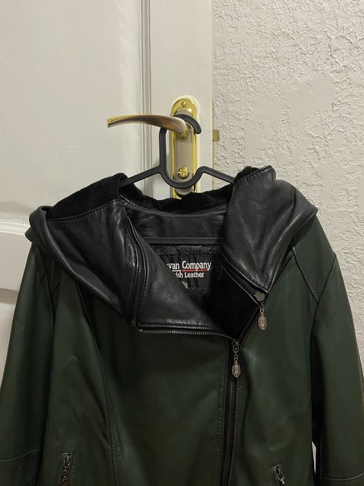 Кожанка женская с копюшоном