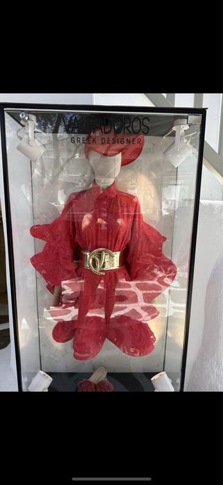 Sukienka Paris Valtadoros projektant czerwona hiszpanka bufiaste rękaw