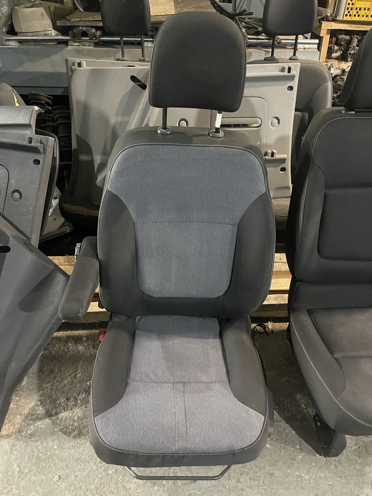 Сидіння водія водійське сидение Renault Trafic Opel Vivaro