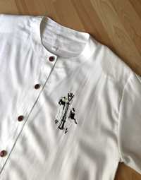 Biała koszula vintage z dekoracyjnym haftem i ozdobnymi guzikami