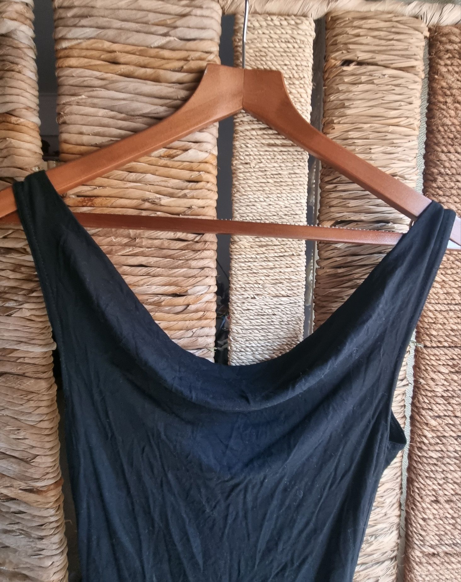 Blusa preta com aplicações de correntes douradas