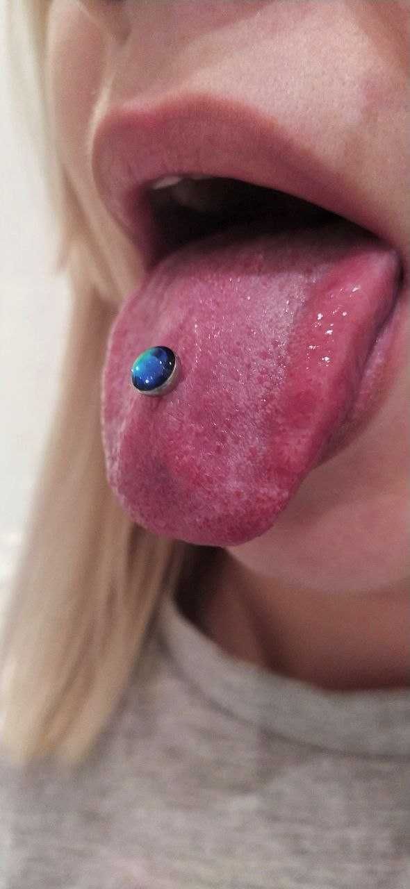 Piercing na língua.