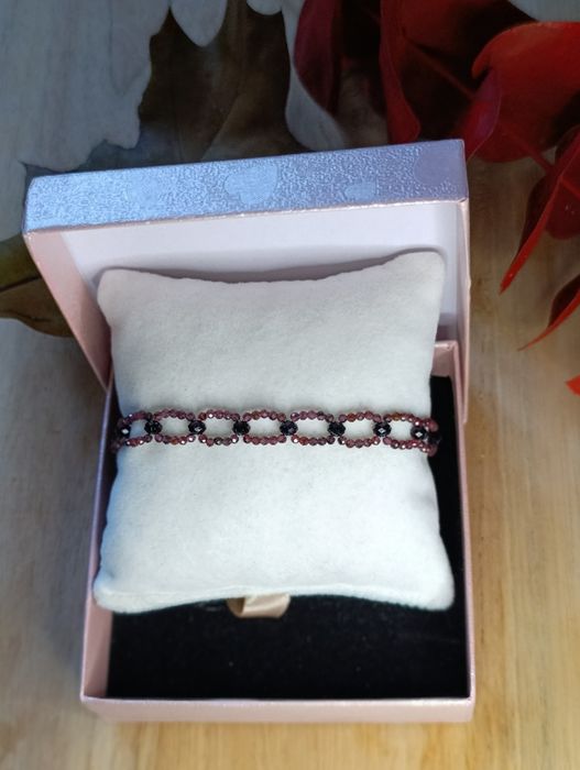 Ażurowa bransoletka z granatem