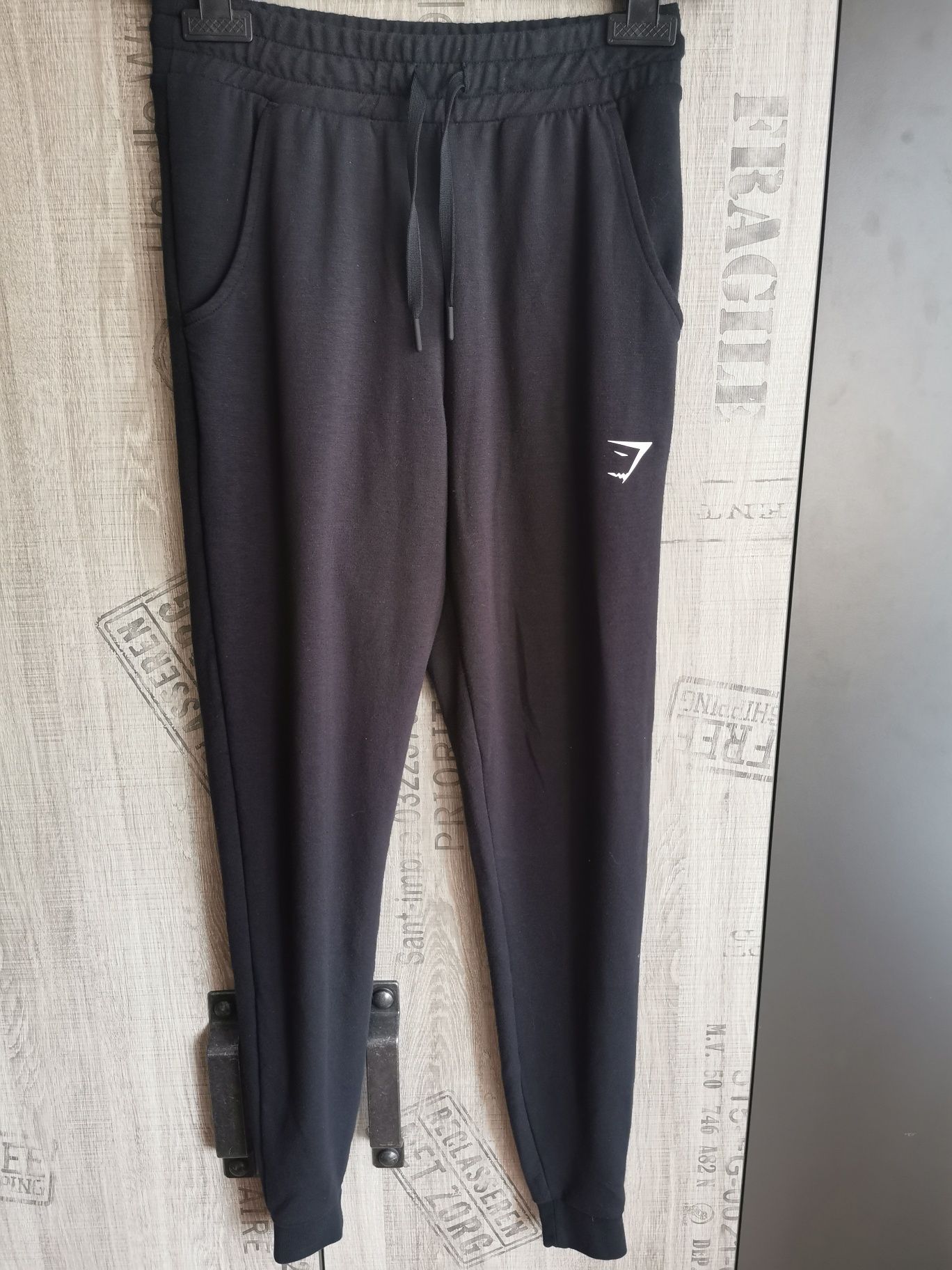 Czarne damskie spodnie dresowe Gymshark XS