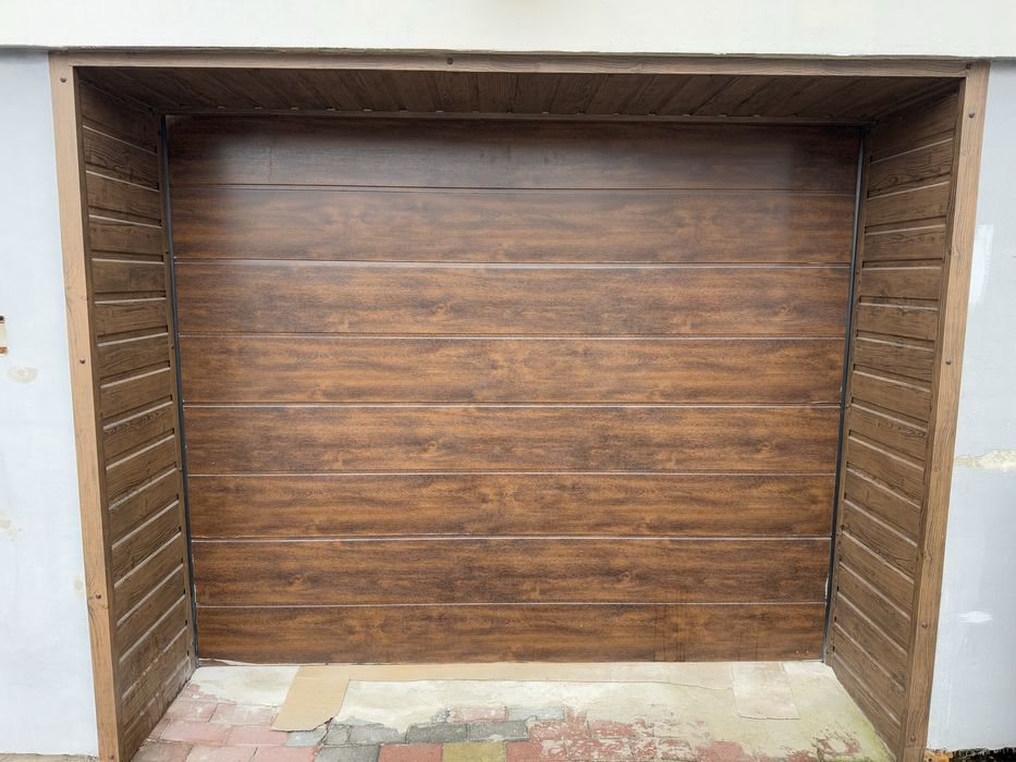 Brama garażowa segmentowa z napędem, 2023 rok, ciemny orzech