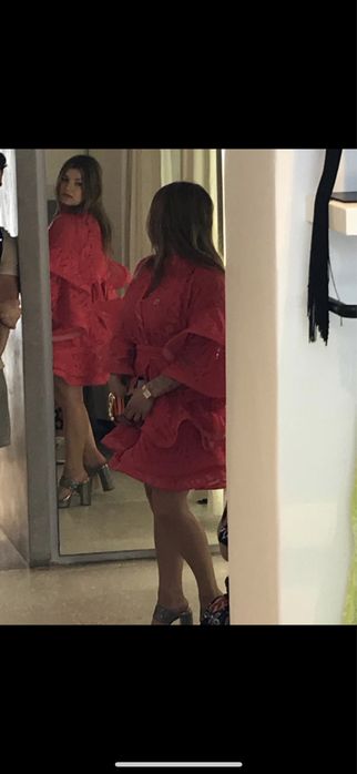 Sukienka Paris Valtadoros projektant czerwona hiszpanka bufiaste rękaw