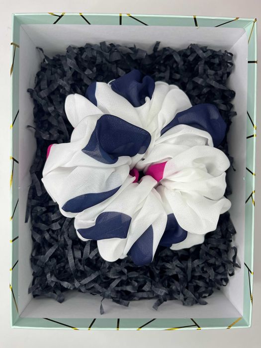 Duża gumka scrunchie – biało-granatowo-różowa, ręcznie szyta, nowa