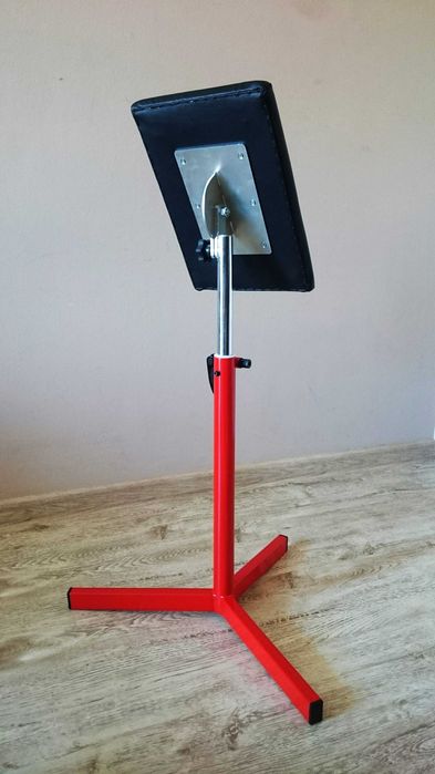 Stabilny Podłokietnik do tatuażu CZERWONY z większą poduszką 20x30 cm