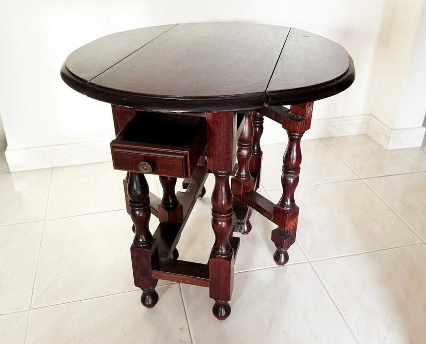 Pequena mesa de apoio, tipo holandês