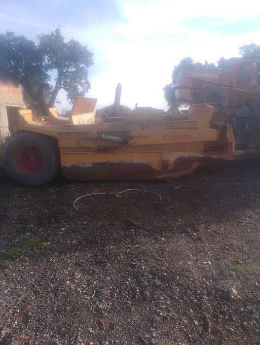 Trailla niveladora transportadora