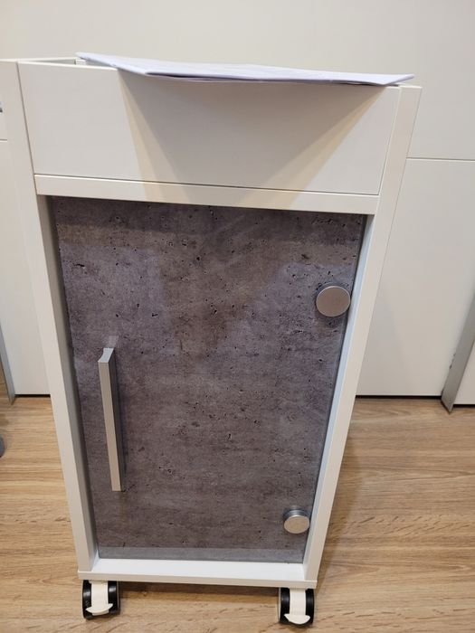 Tchibo szafka na kółkach drzwi beton imitacja  szkło