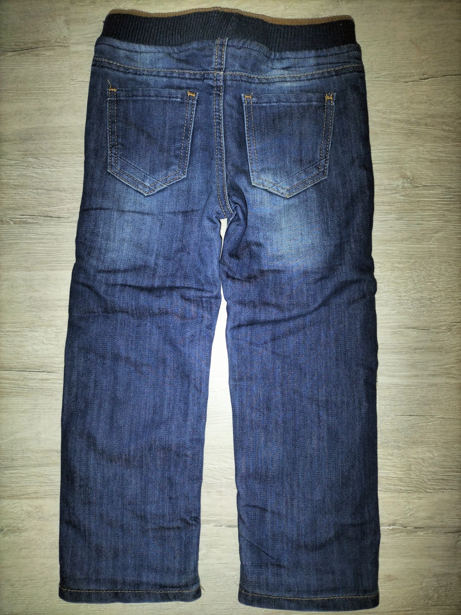 Утеплённые джинсы для мальчика р.104-110.