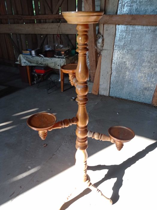 kwietnik stojący na 4 kwiaty