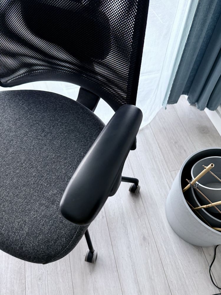 Krzesło IKEA Jarvfjallet czarne, stan b.db, miekkie siedzisko