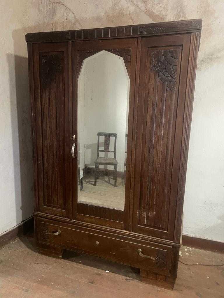 Mobilia antiga em madeira de castanho