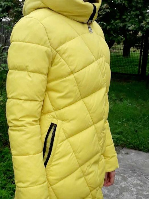 Яркий зимний пуховик.