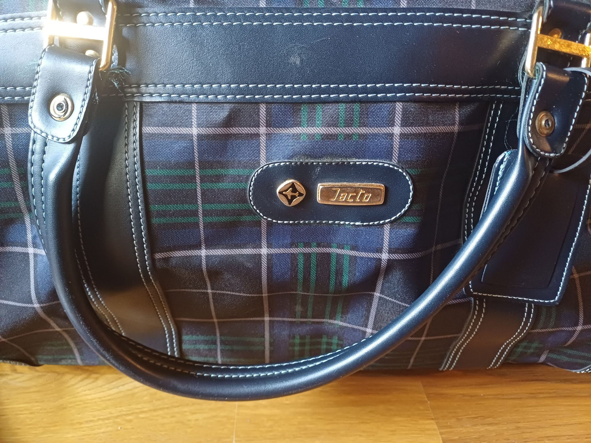 Mala de viagem azul, da marca Jacto, estilo vintage