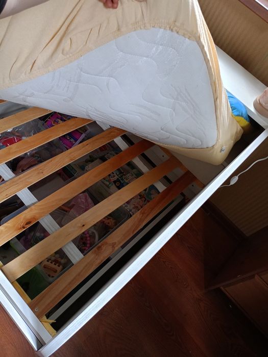 Дитяче ліжечко з поличками