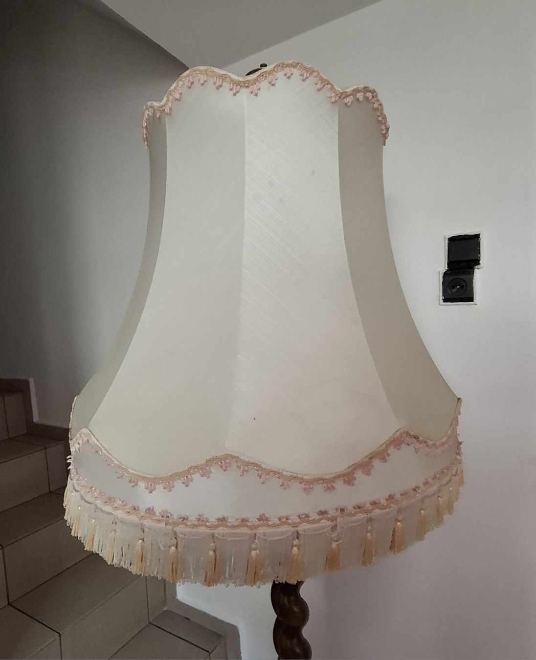 Lampa drewniana z dużym kloszem