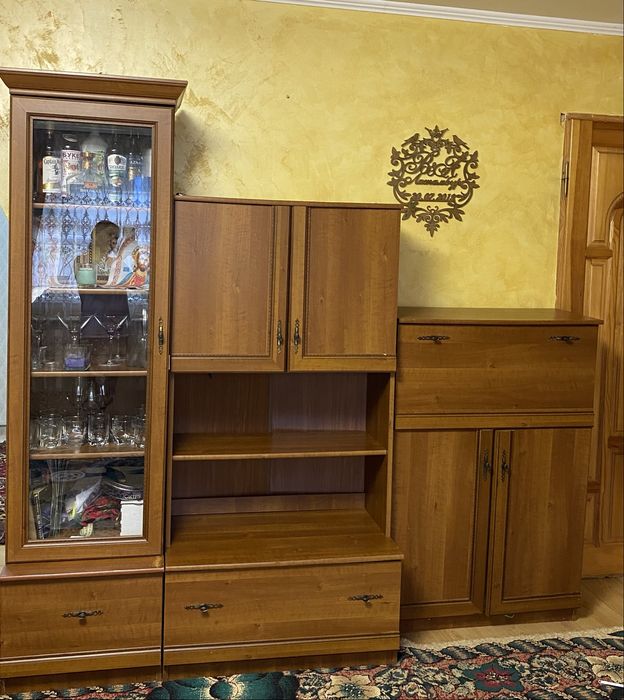 Продам набір дерев’яних тумб/стінку у вітальню.