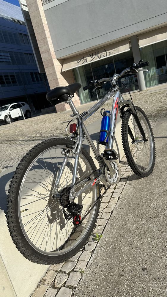 Bicicleta de alumínio