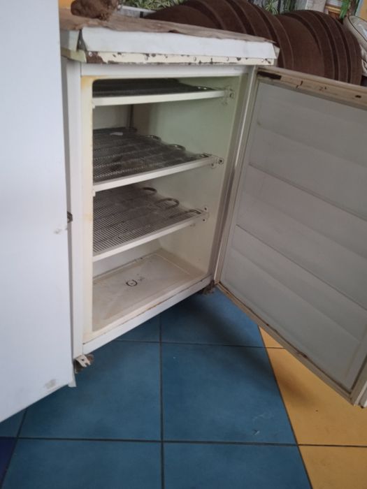 Продается морозилка холодильники,маленькие и большие