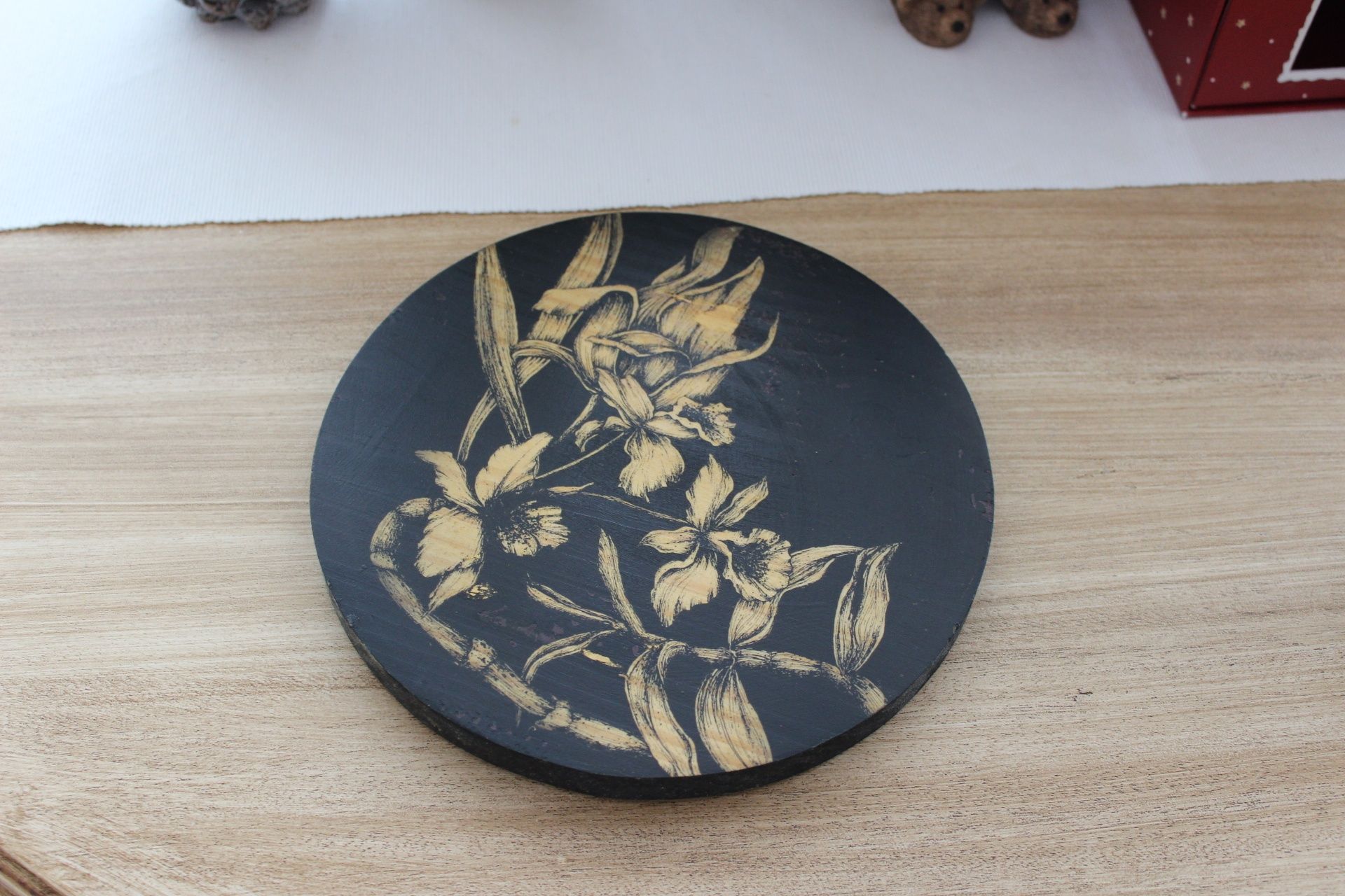 Base madeira para quentes preta com flores da Zara Home, nova