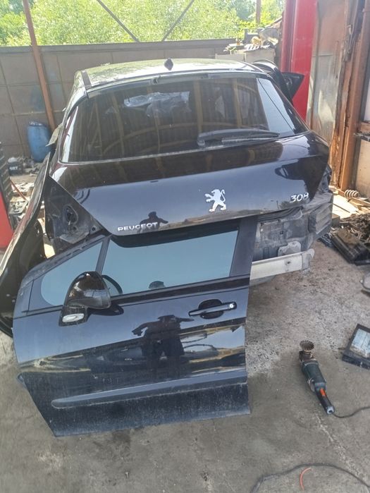Двері перед ліві Peugeot 308 хетчбек чорний колір
