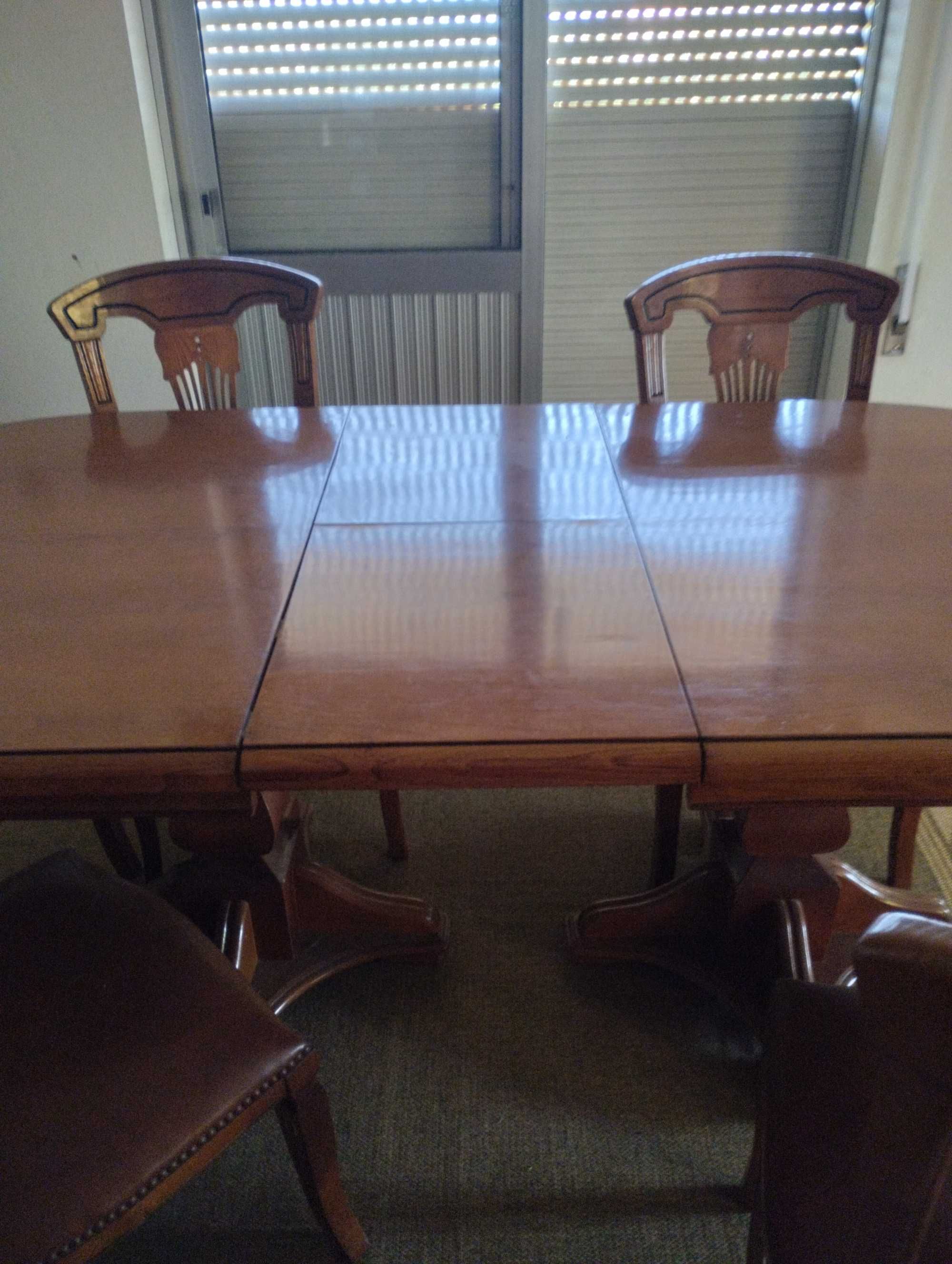 Sala de jantar (cristaleira e mesa com seis cadeiras)