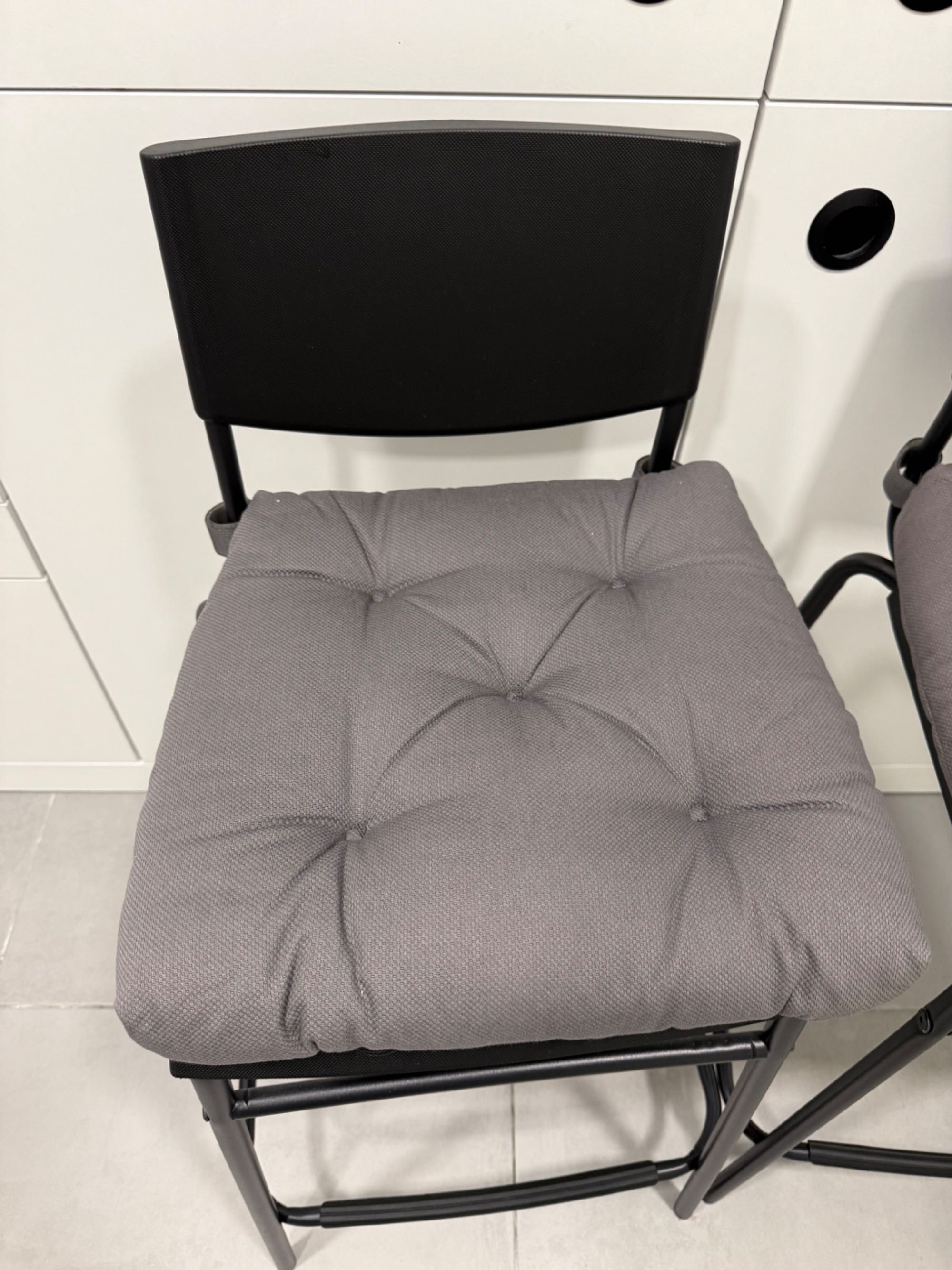 Cadeiras altas com almofadas IKEA