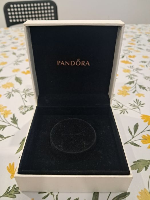 6 caixas da Pandora e 1 da Tous