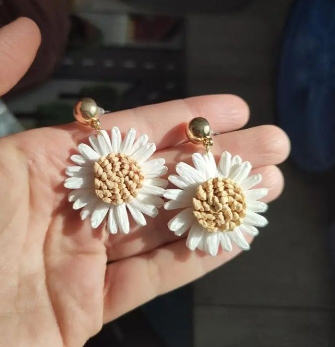 Lekkie śliczne kolczyki na sztyfcie biało beżowe kwiatuszki boho
