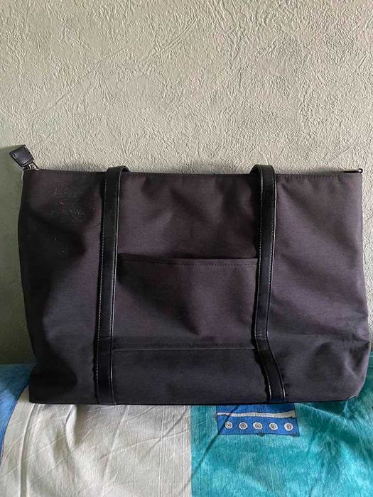 Сумка жіноча  чорного кольору з відділенням для ноутбука