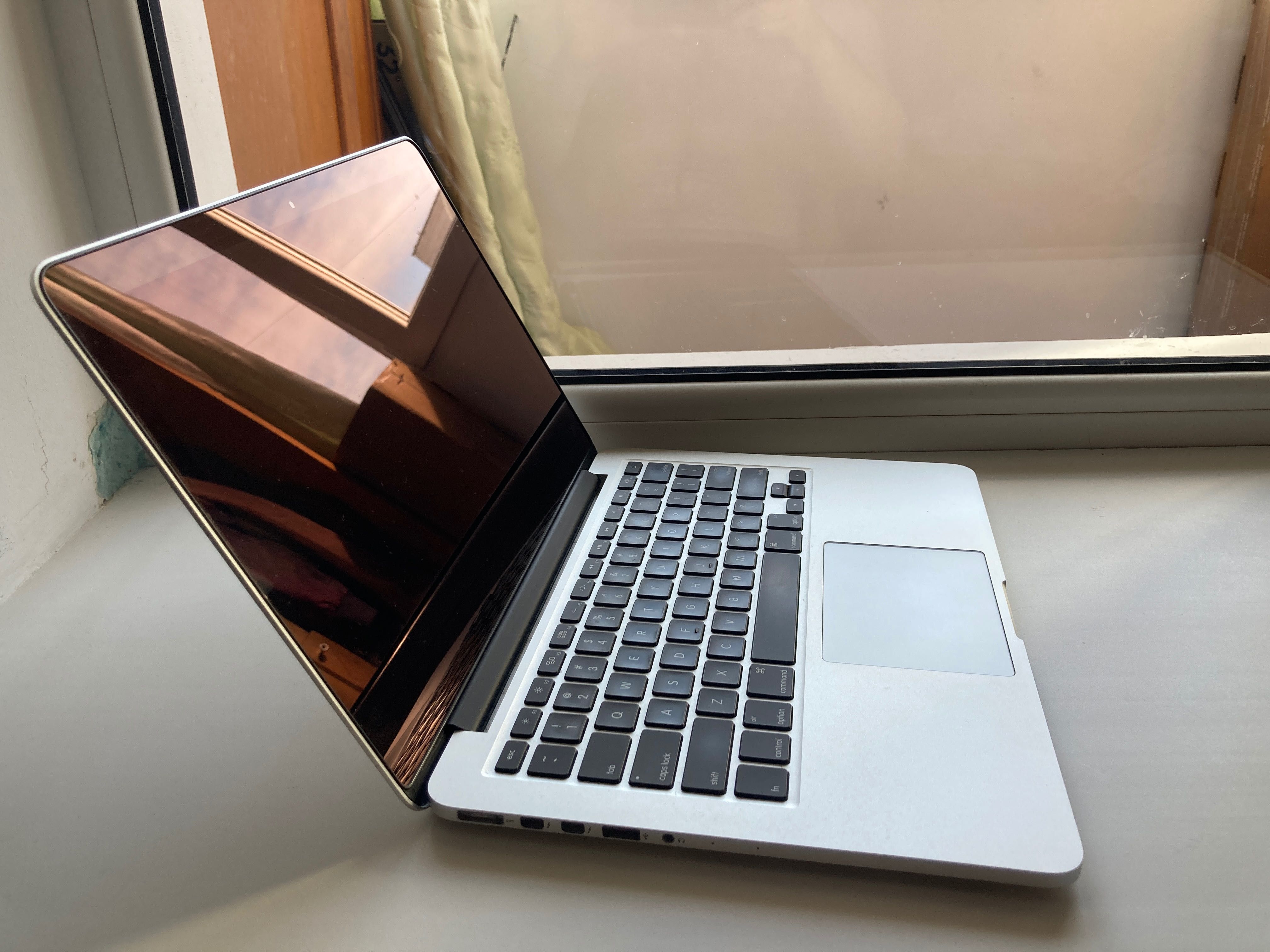 Apple MacBook Pro 2015 (256 SSD, 8Gb DDR, intel i5) в ідеалі