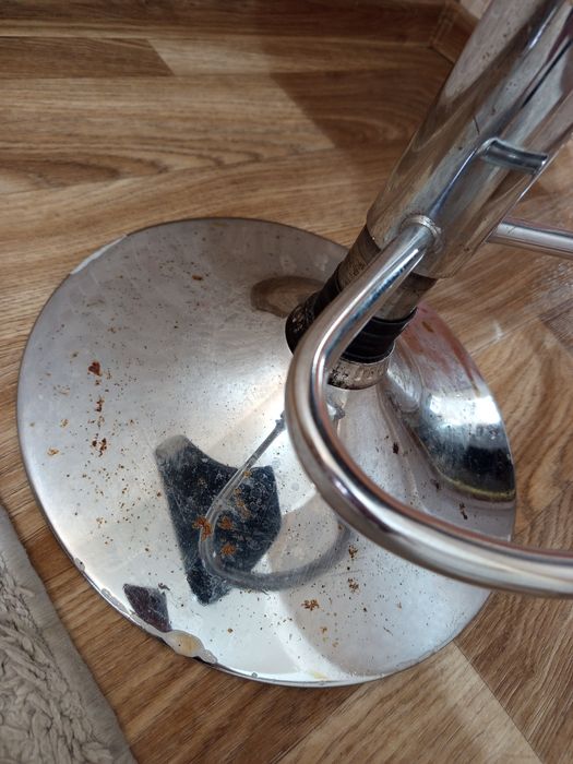 Продам  три однакових стільці.