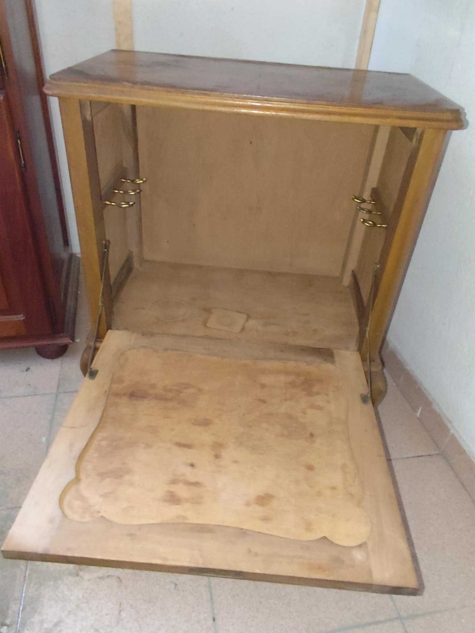 Bar Queen Anne antigo a precisar de algum restauro