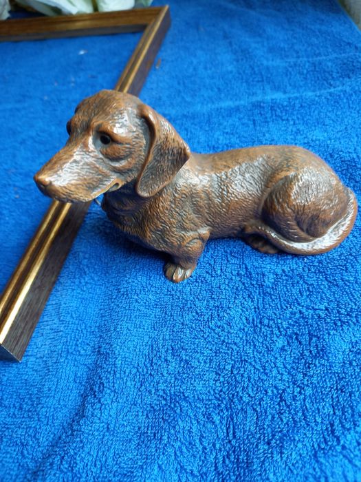 Figurka jamnika. Realistyczna