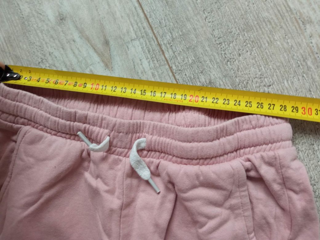 Pudrowo różowa spodnie dresowe dziewczęce r. 146