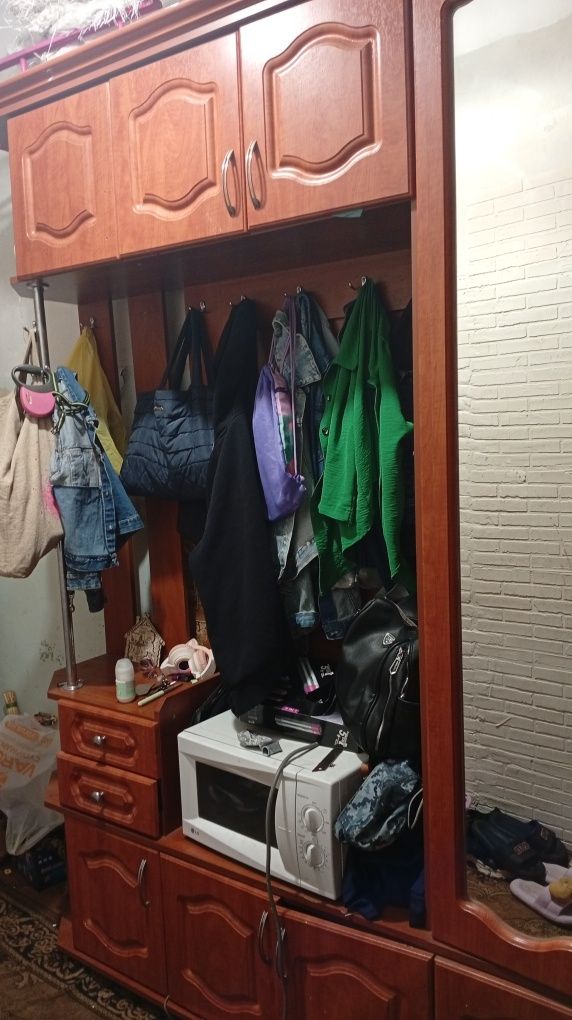 Продаю прихожую со шкафом