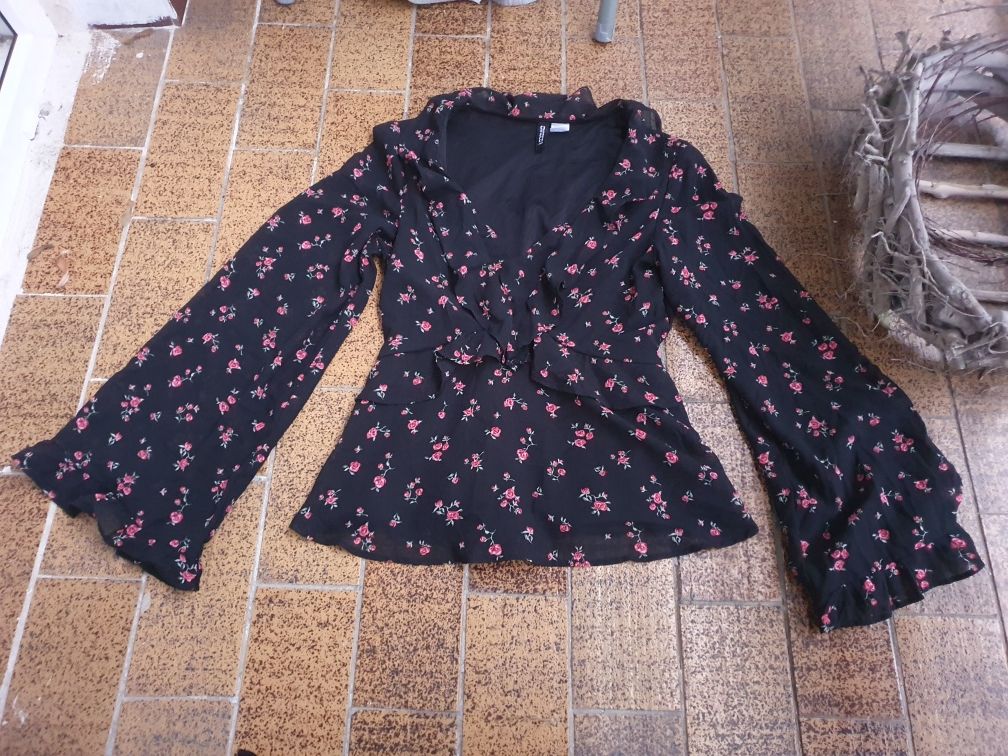 Bluzka mgiełka w kwiaty z rozszerzanymi rękawami pastel goth